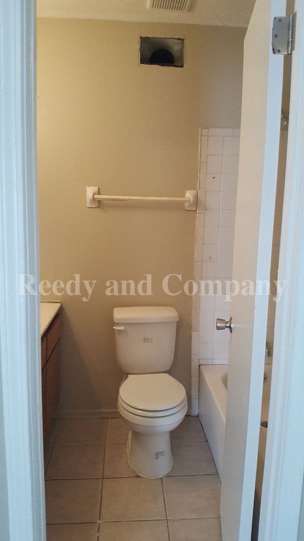 Building Photo - 2831 Gruber Dr