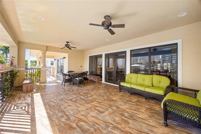 Building Photo - 513 Palm Dr