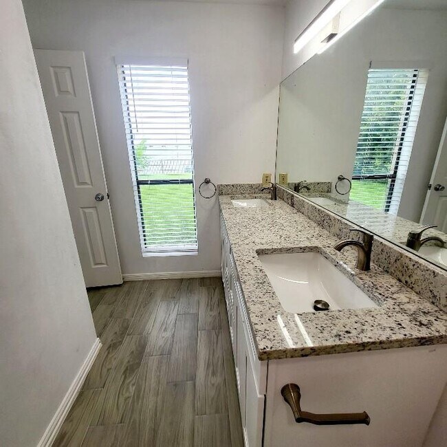Building Photo - 16430 Clearwater Cir