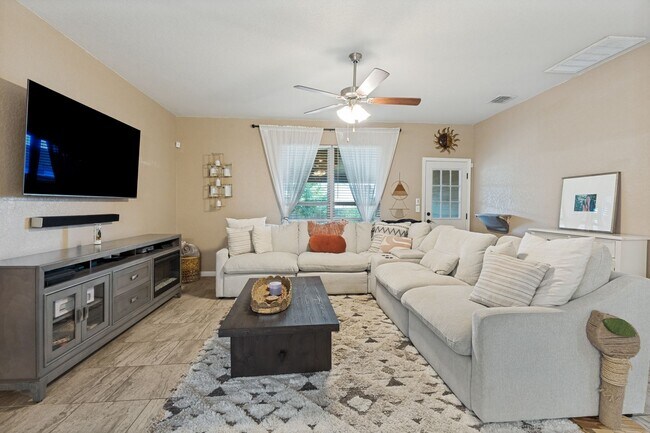 Building Photo - BEAUTIFUL 4-BEDROOM HOME IN NORTHEAST CROSSING