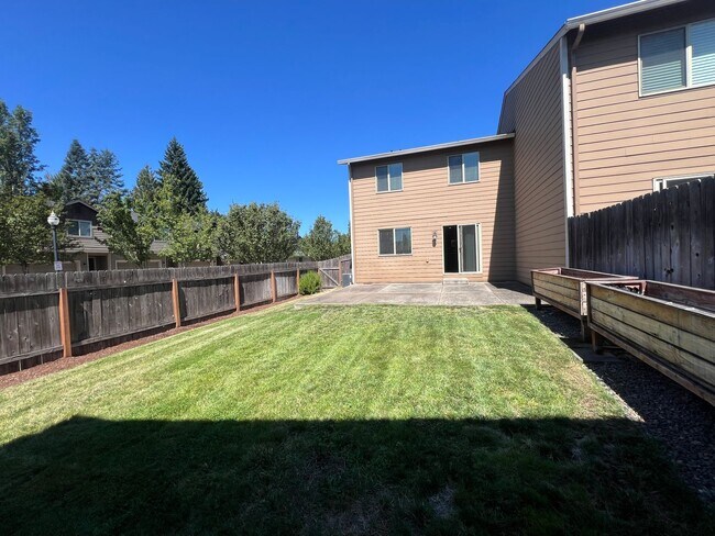 Building Photo - Ask about free rent... Nearly New, wonderf...