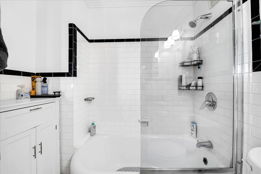 Building Photo - 2900 E Jefferson Ave