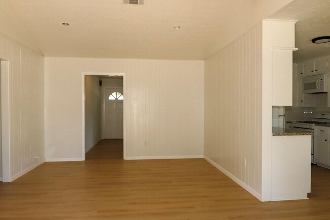 Building Photo - 109 Halo Dr