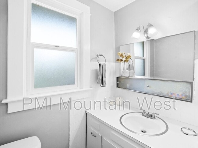 Building Photo - 647 Bryan Ave