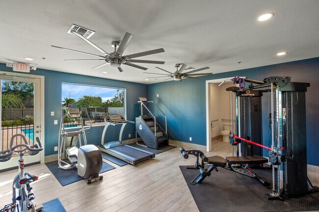 Building Photo - 6612 W Paradise Ln