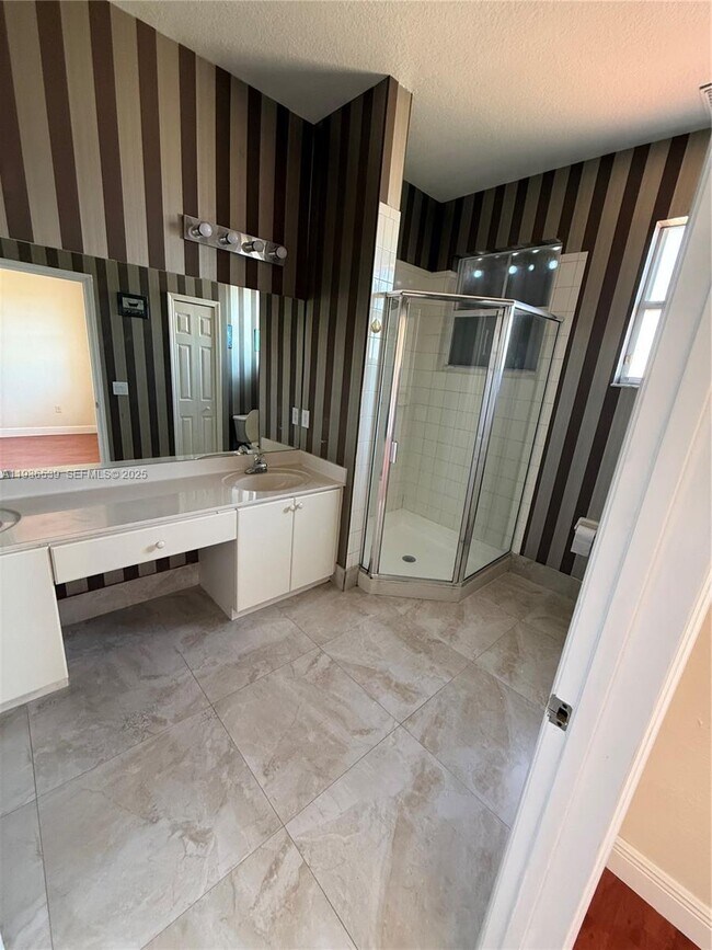 Building Photo - 904 SW 154th Path