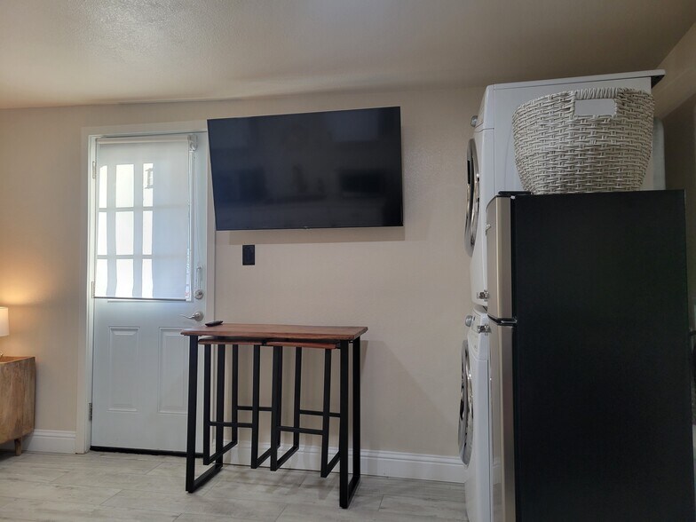 Building Photo - 325 Wilson Ave