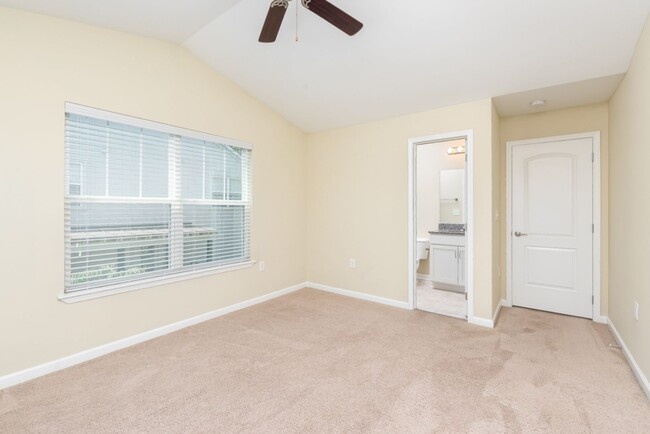 Building Photo - 2 Bedroom Townhouse- END UNIT - Everything You Need! Woodlands of Charlottesville *Only a $500 de...