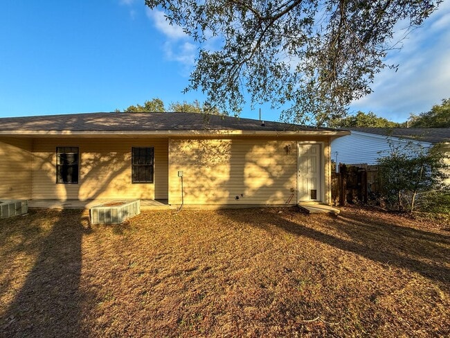 Building Photo - 2 bedroom 2 bath duplex available for rent in Milton!