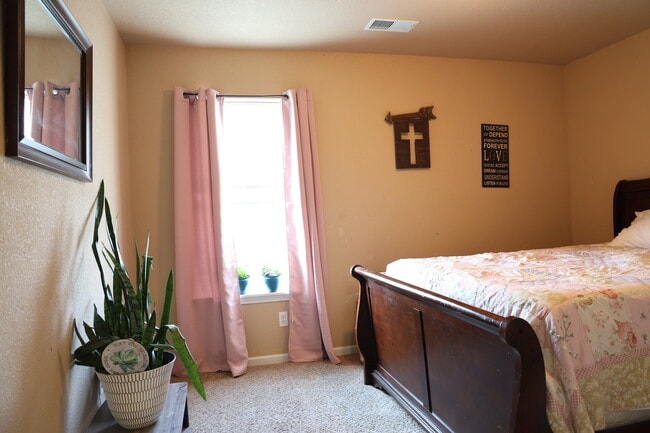 Building Photo - 131 Edna St