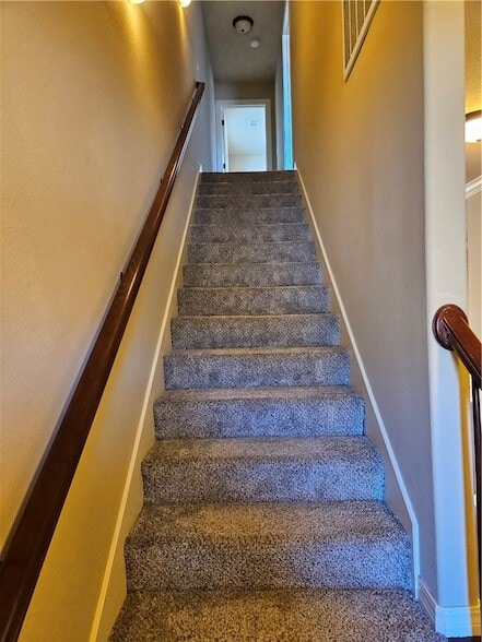 Building Photo - 2652 N Valencia Ave