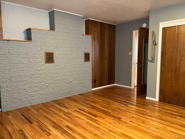 Building Photo - Great spacious 3-bedroom residence