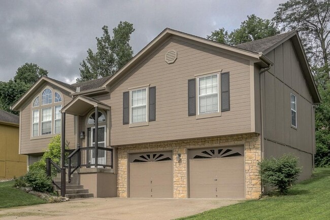 Building Photo - 612 NE Topaz Dr