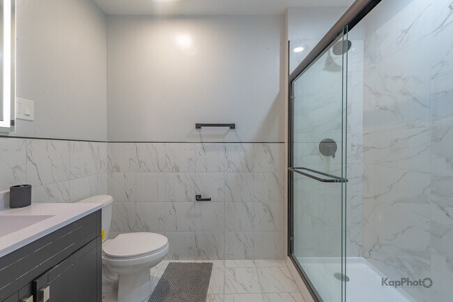 Building Photo - 6259 W Peterson Ave