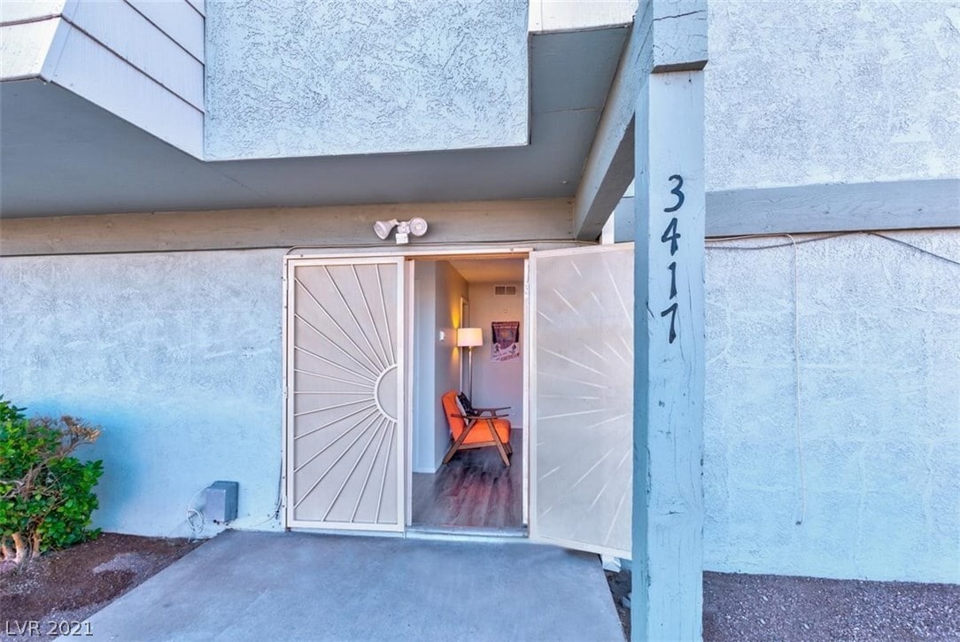 Building Photo - 3417 Villa Knolls South Dr