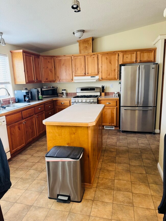 Building Photo - 750 Hayland Dr