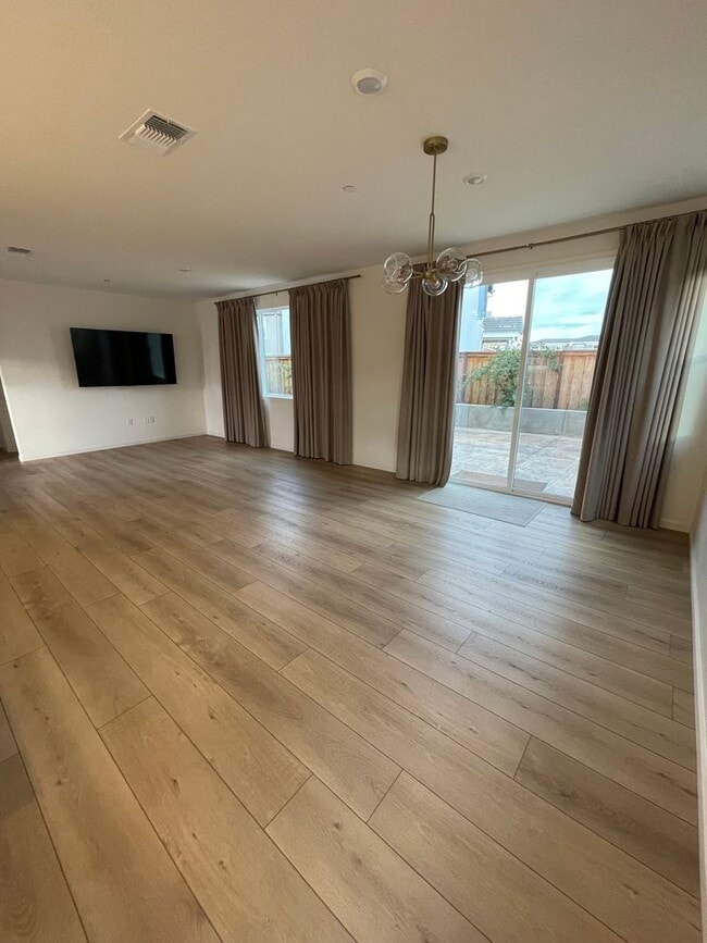 Building Photo - Beautiful new home with open floor plan av...