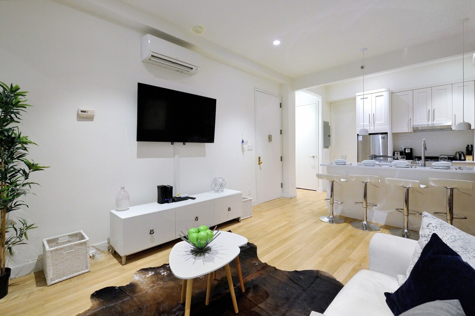 Building Photo - 353 W 46th St