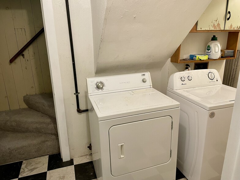 Shared Laundry - 1326 Vilas Ave
