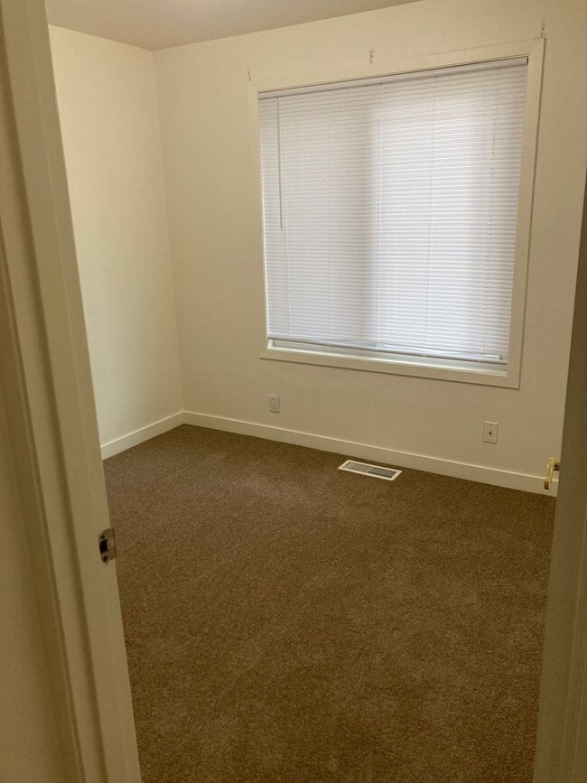 Building Photo - Cozy 4-Bedroom 1.5 Bath Gem with Fenced Ya...
