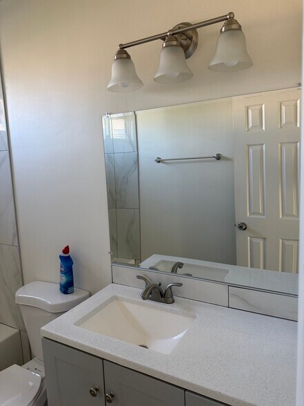 Building Photo - 2750 S Mansfield Ave