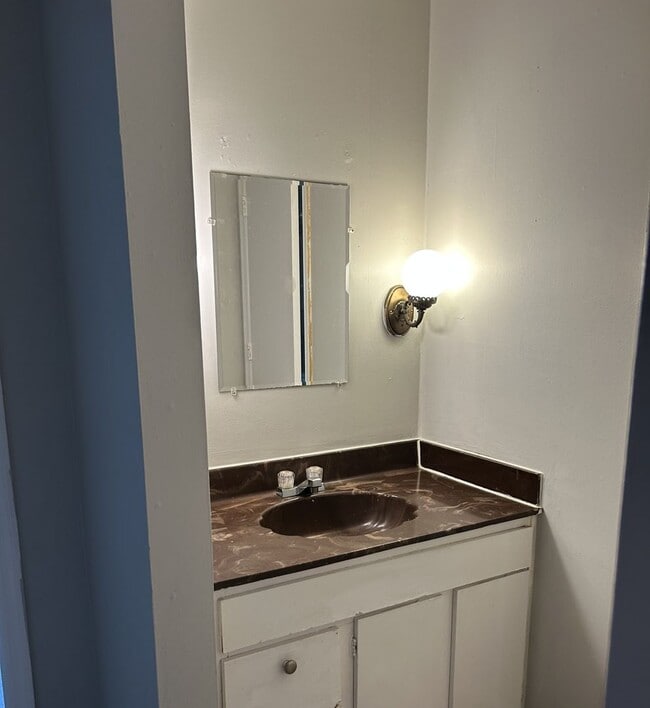 Building Photo - Townhome