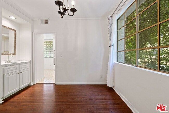 Building Photo - 1375 Kelton Ave