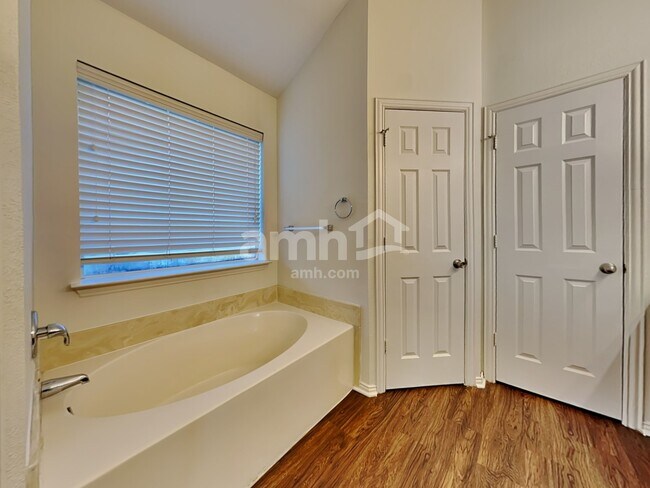 Building Photo - 221 Willow Creek Dr