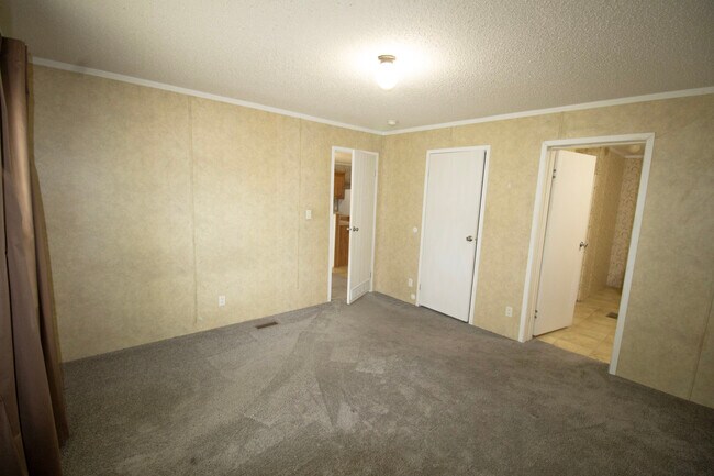 Building Photo - 1776 Zettwell Rd