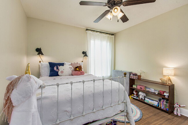 Building Photo - 5 Bed House convenient to Navarre and Hurl...