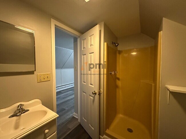 Building Photo - 2122 Elston St