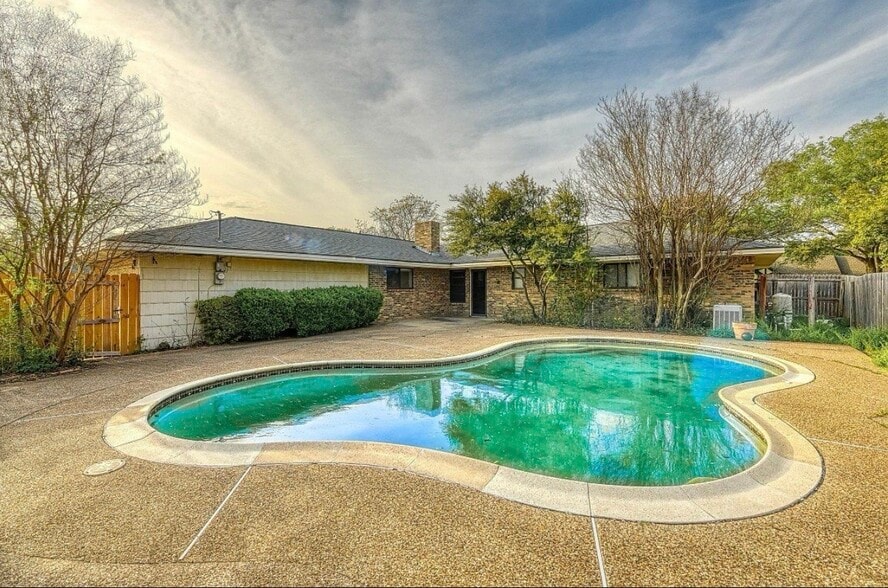 Building Photo - 310 Meadowlark Ln