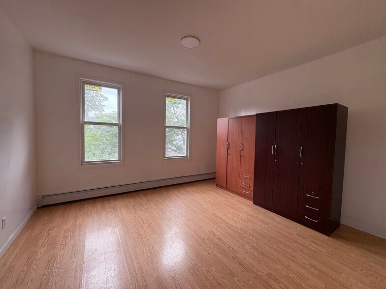Master Bedroom with en suite bath - 5414 94th St