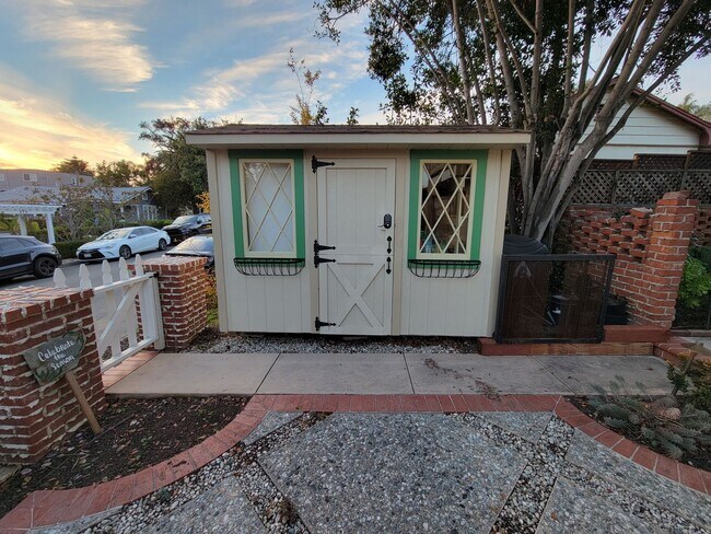 Building Photo - 360 Aster St