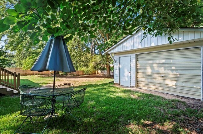 Building Photo - 2560 Walton Way SW