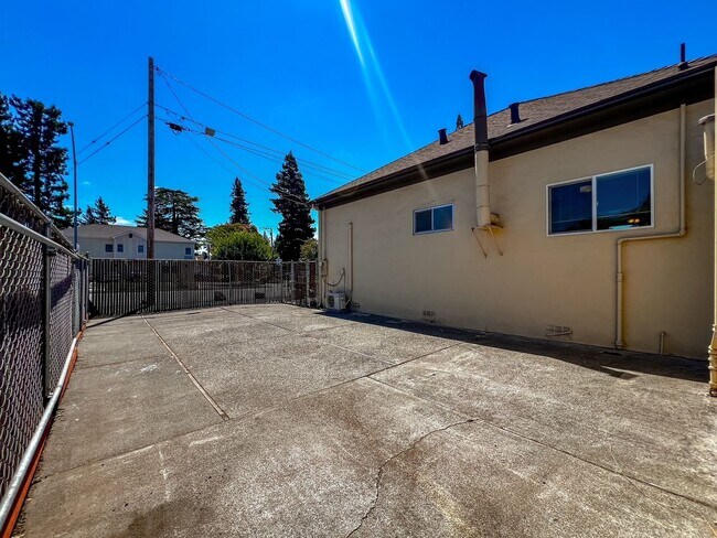 Building Photo - Charming 2 Bedroom, 1 Bathroom Home with Large Fenced Yard + Garage