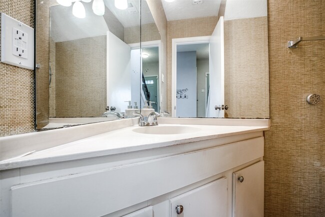 Building Photo - 800 Country Pl Dr