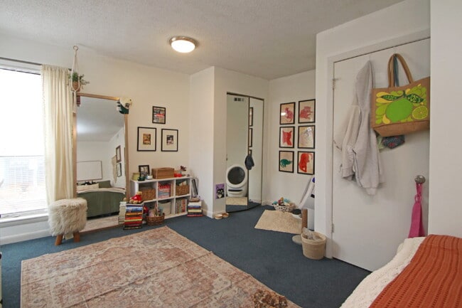 Building Photo - Your Chill JMU Spot—Awesome 2-Bed, 2-Bath Condo Close to Campus!