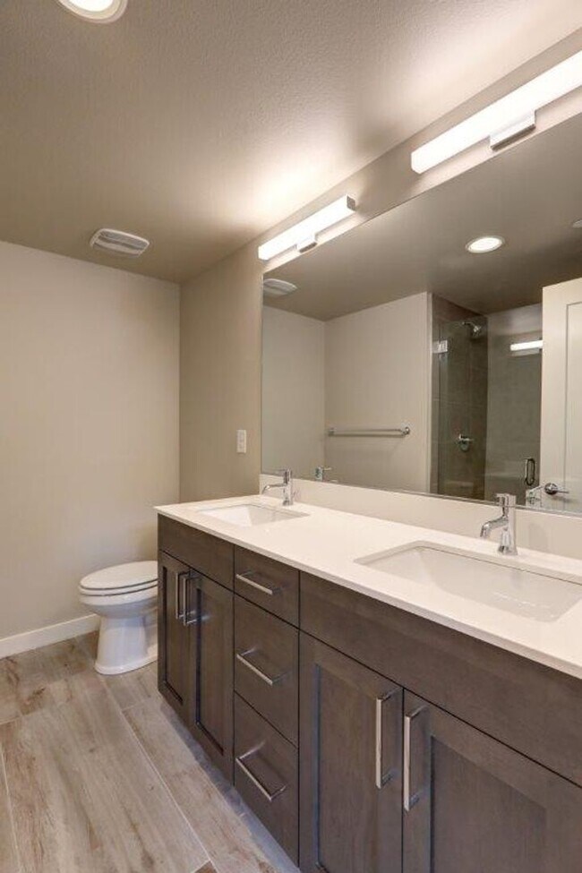 Building Photo - Immaculate and Spacious 2 Bedroom/1.75 Issaquah Townhome!