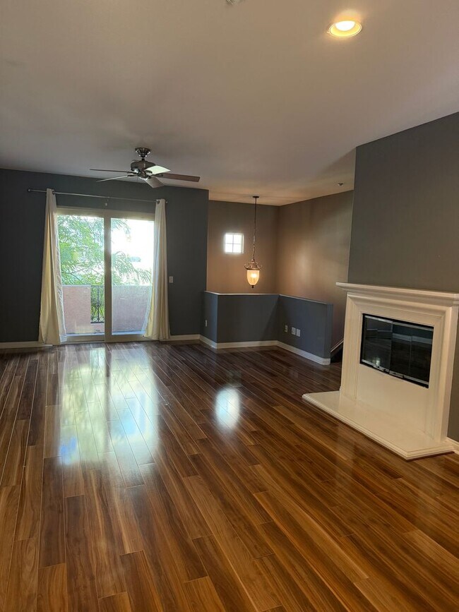 Building Photo - ESCALA - Luxury 2 / 2.5 Townhouse + 2 Car Garage in Gated Escala Community