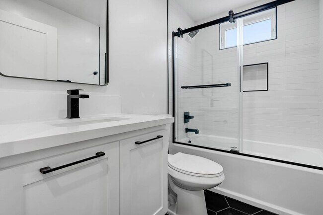 Building Photo - 5 Bedroom / 4 bathroom Fully Detached Townhouse in Echo Park with Private Garage