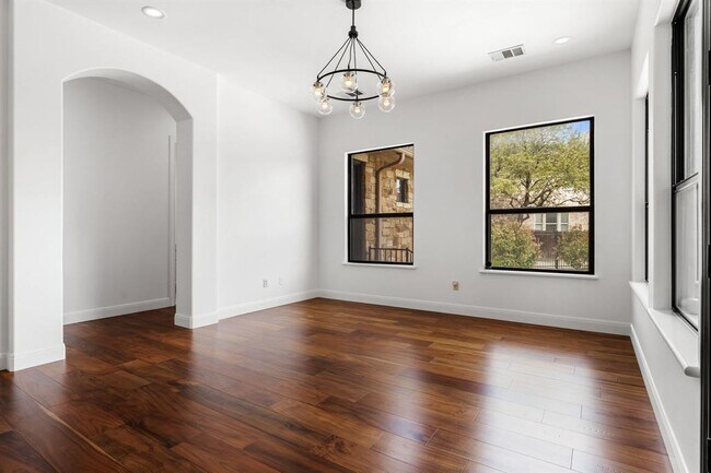 Building Photo - 2633 Collingwood Dr