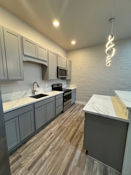 Quartz countertops and stainless steel appliances - 225 2nd St
