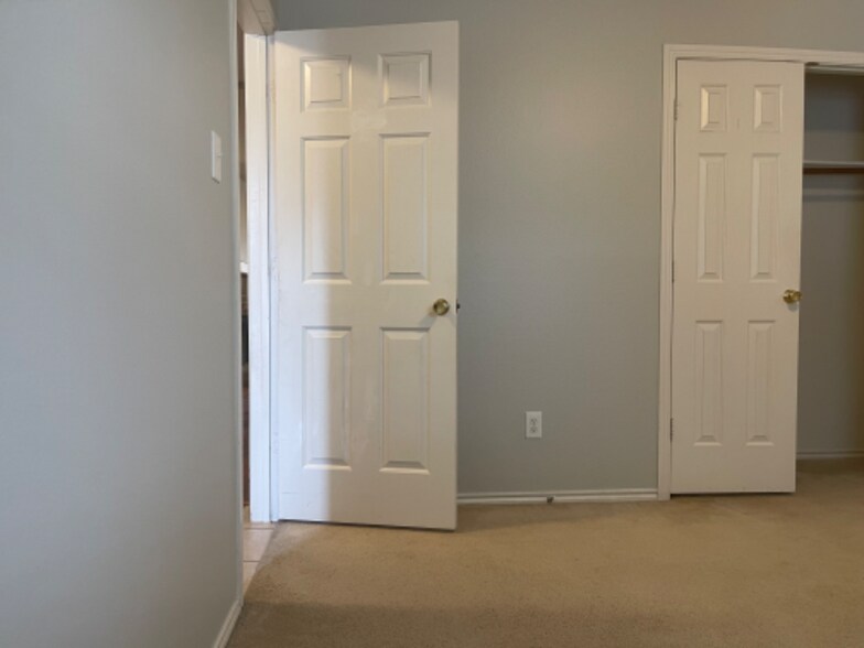 Building Photo - 12970 Vassar Dr