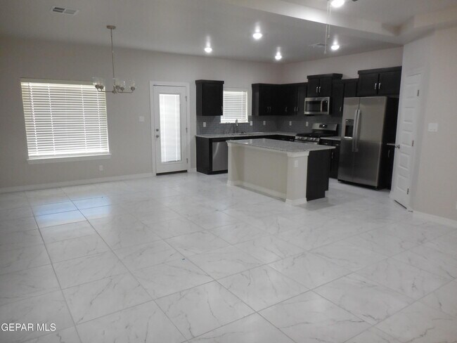 Building Photo - 552 Pne Vly Pl