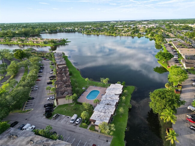 Building Photo - 416 Lakeside Dr