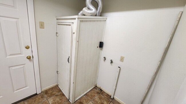 Building Photo - Charming 3-Bedroom Home in Highly Sought-A...