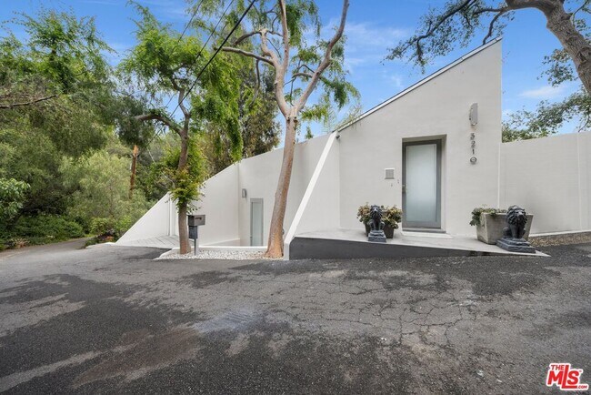 Building Photo - 3210 Coldwater Canyon Ln