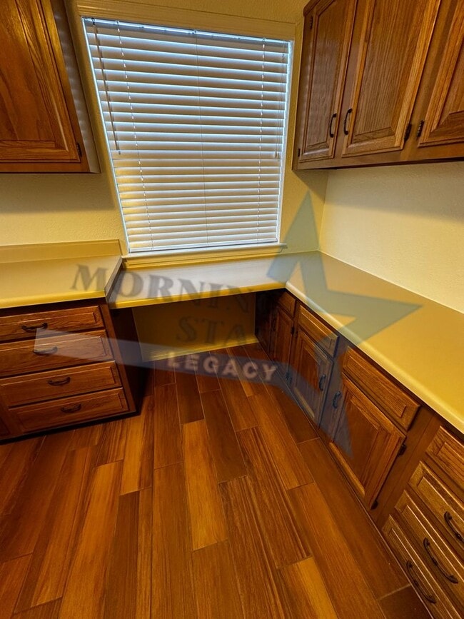 Building Photo - Large 2 bedroom with sunroom in immaculate condition.  Telshor neighborhood with garage!