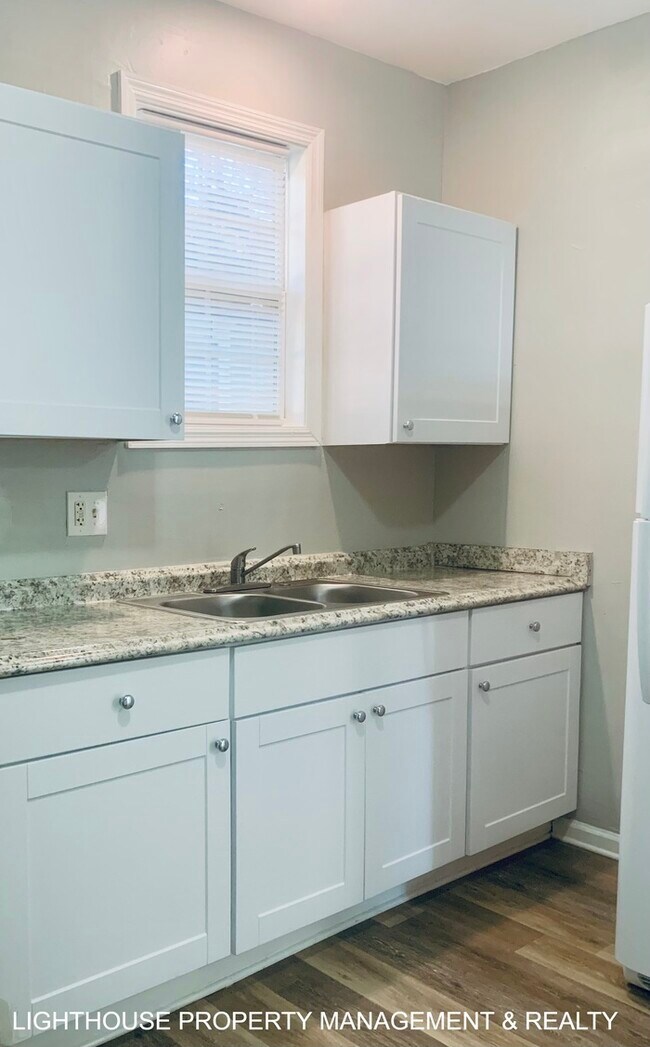 Building Photo - Bright & Delightful 2 Bed/1 Bath Townhome!